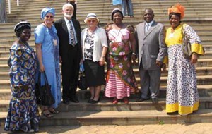 von links: Rose Iwu (nationale Leiterin der Frauenarbeit), Esther Riess (Krankenschwester im Hospital Bethesda in Yaound&eacute;), Werner &amp; Helga Knorr, Esther & David Njemo (Leiter der Full Gospel Mission) und Elisabeth Massing (stellvertr. Leiterin der Frauenarbeit)